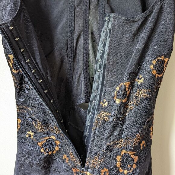 Floral Black Mesh and Lace Catsuit women's sz L - Picture 10 of 10